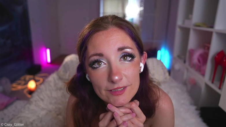 Cissy Glitter: Acabando tan duro con un tapón anal y Lovense Lush