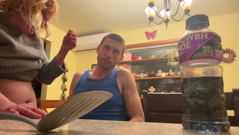 Alpha stud 4 u: Ohbíte Emo holku přes kuchyň. Stolička ve jasné vzdušné kuchyni...