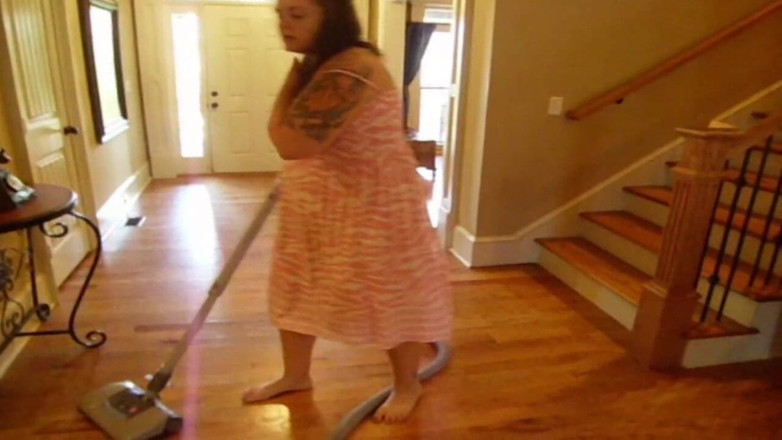 Sexy Amateurz: Vacuuming In a dress