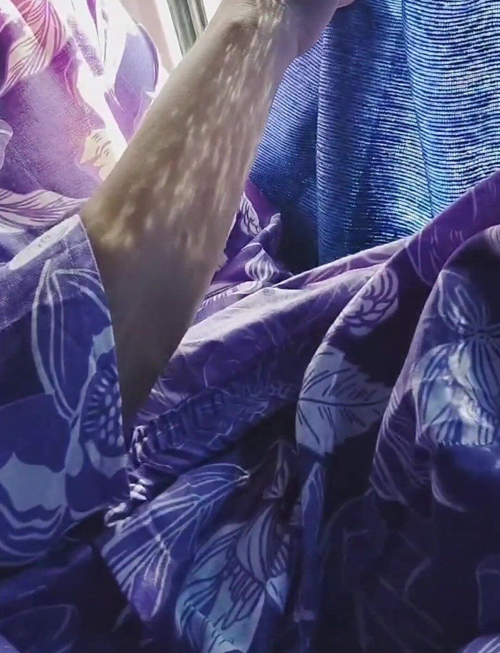 Khushboobhabi: Дівчина дала презерватив хлопцеві в автобусі