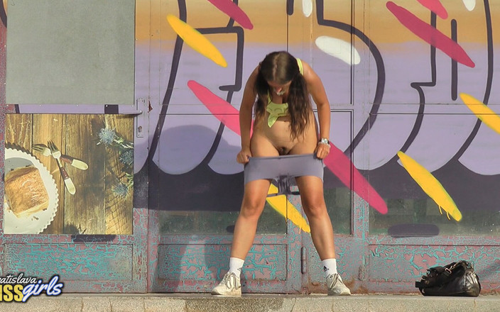 BA-PISSgirls: Extrem Public Piss Tenny
