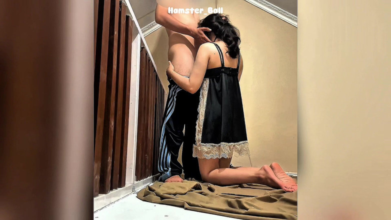 Hamster_Ball: Asyalı, orta yaşlı seksi kadın masajı aldatıyor