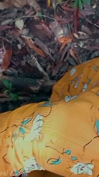 La tía india la folló duro en el bosque desnuda