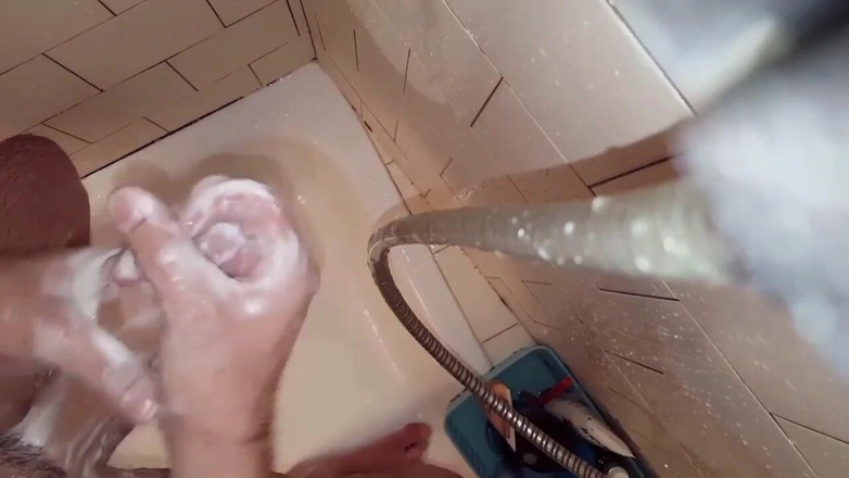 WhiteboiF: Brincando e lavando meu pau no chuveiro