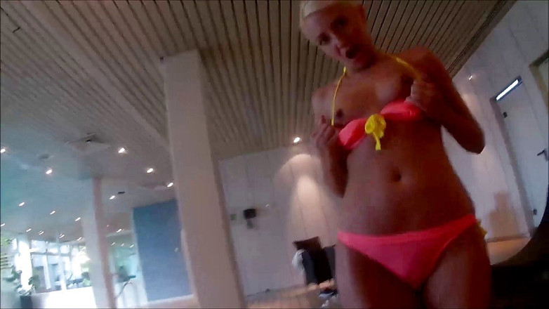 Helena Moeller: Seks di kolam renang di bawah sepongan air