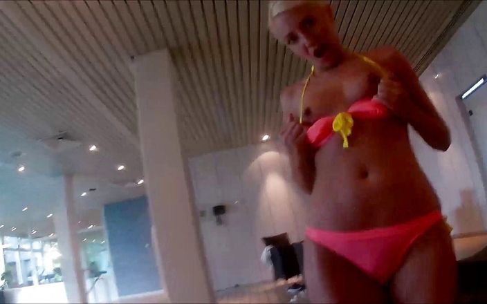 Helena Moeller: Seks w basenie pod wodą sex oralny