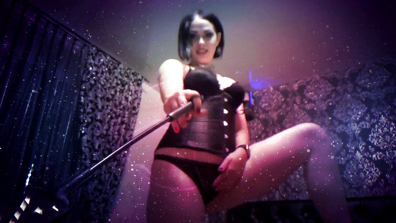 Goddess Misha Goldy: "Tu es sous mon pouvoir de chatte ! Adore ma chatte...