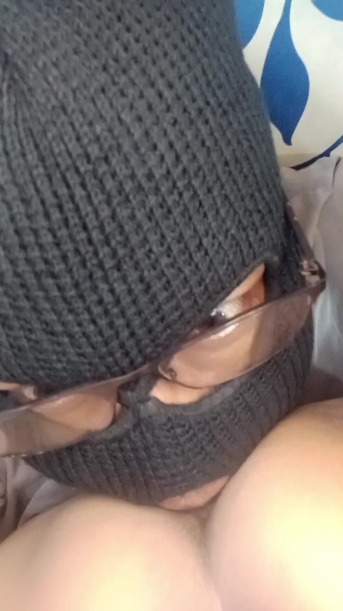 Real Couple 203: デシの主婦が陰毛を整えるために理髪師を呼ぶ