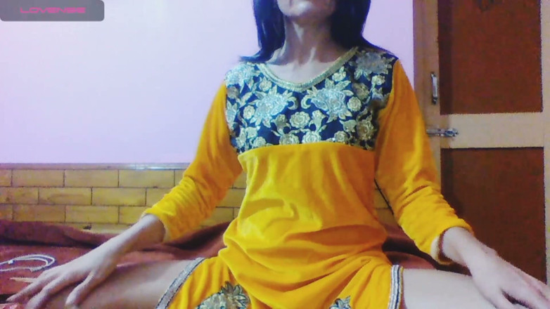 Bolly Karma: Deslumbrante milf adora sexo