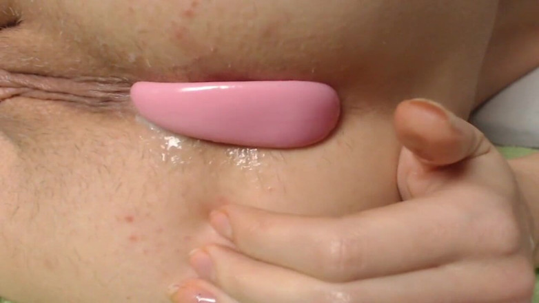 Miodelka: Sexy roodharige tiener speelt met haar geschoren kontgaatje van dichtbij....