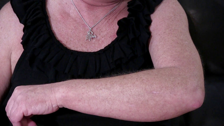 Ms Paris and Friends: Фетиш волос под рукой с мачехой тетушкой Paris, инструкция по дрочке