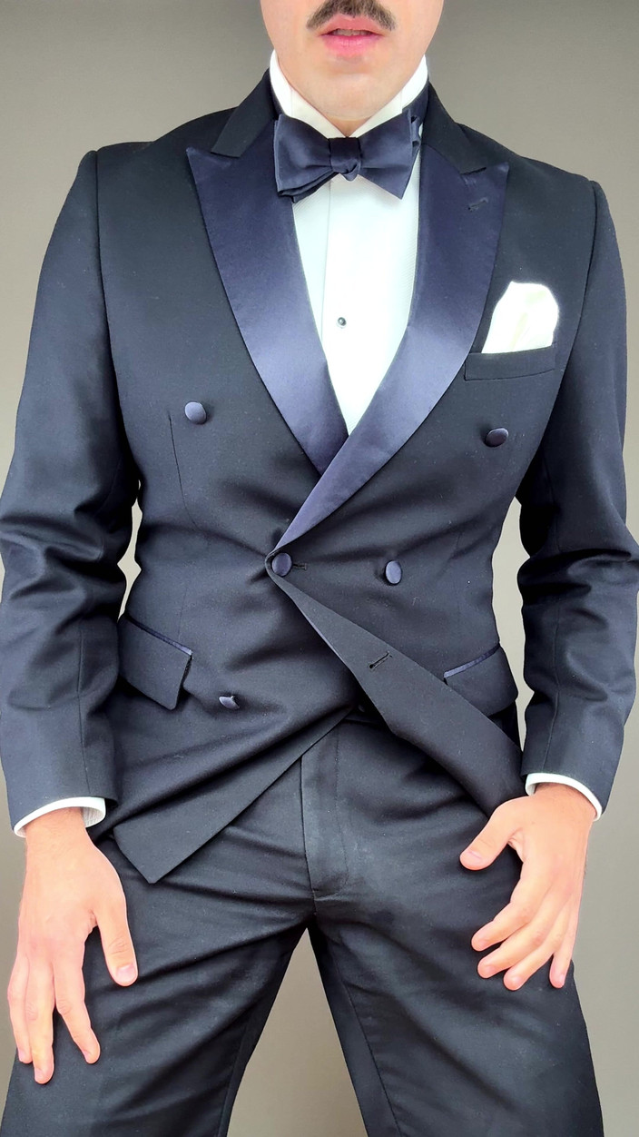 Master Shiny Shoes: タキシード姿でムラムラしている