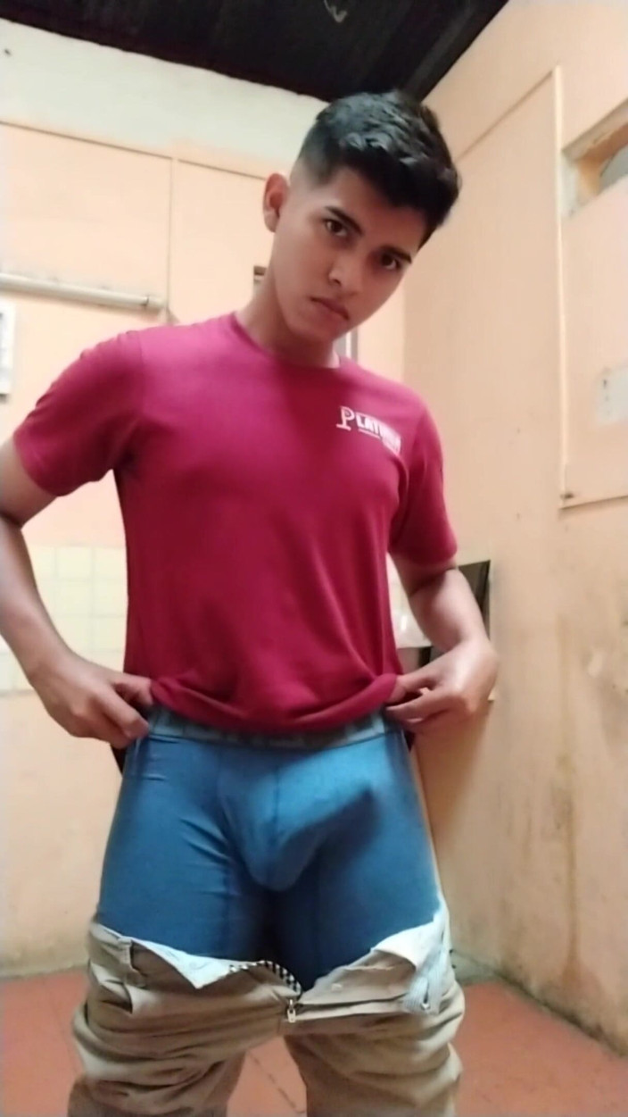 Chicos Virales: Horny teen boy on he worked
