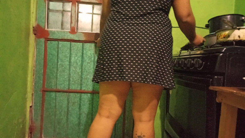 Karmicoxv: Moja żona w stringach i sukience na podwórku