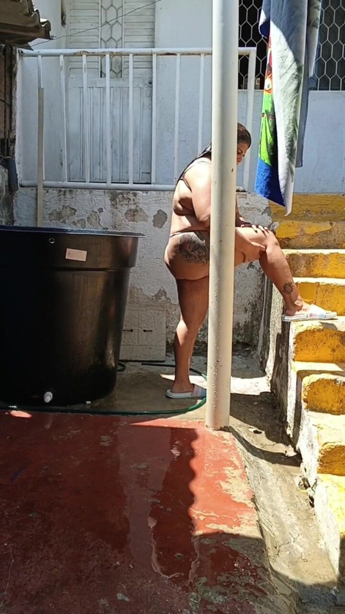 Adribella69: Mandi di luar rumah jiran saya suka melihat pantat besar...