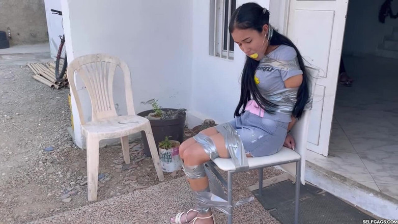 Selfgags Latina Bondage: Gelangweilte 18-jährige will sexy handwerker-bondage (episode 1 von 2)