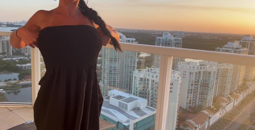 Miss Lexa: 마이애미 투어를 제공하고 모든 사람에게 쇼를 선사합니다.