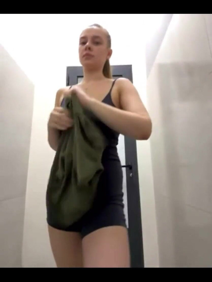 JuiceLussie: He Fucking My Anal While Im Squirting in the Gym