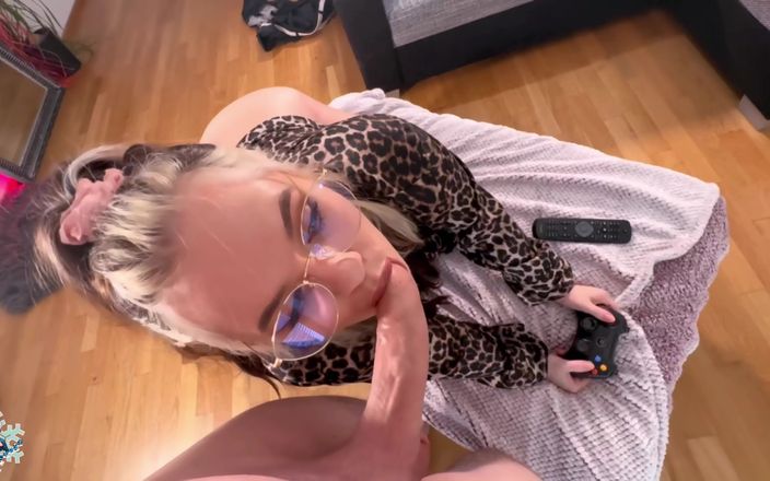 Billy Frost: Gadis gamer dientot gaya doggy dan dicrot di muka
