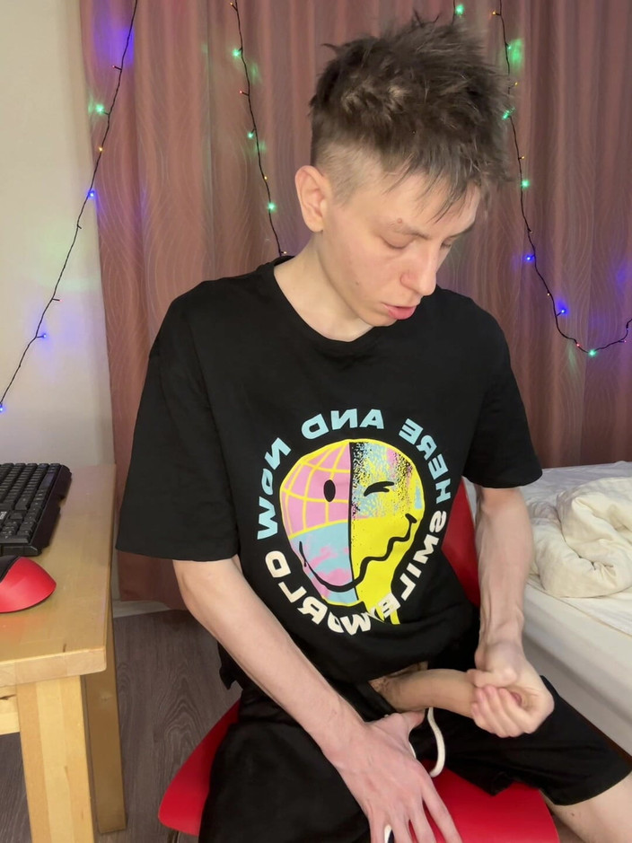 Morflot24: Dormitorio rápido masturba hace chorros de polla de 23 cm en...