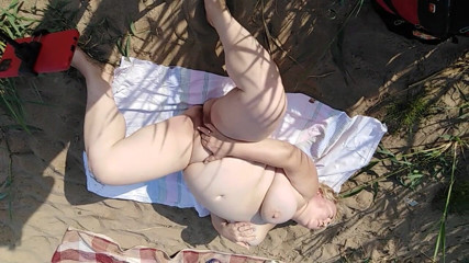 Zona901: Squirting from masturbation on a common beach
