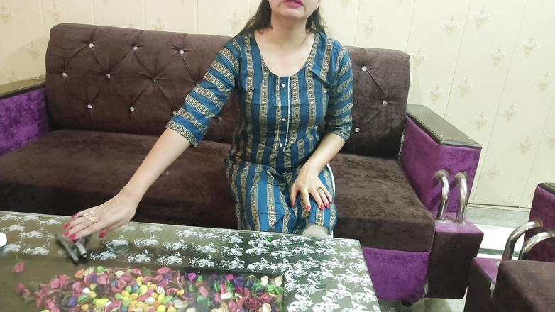 Saarabhabhi6: 継母は友情の日に彼女の友人のふりをして継息子を誘惑します