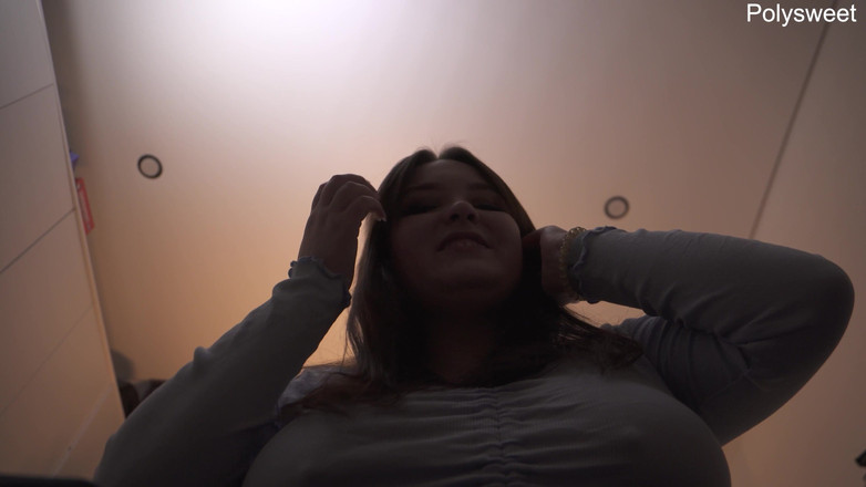 Polly Sweet: Plivnu ti do pusy poté, co mi saješ strap-on a...