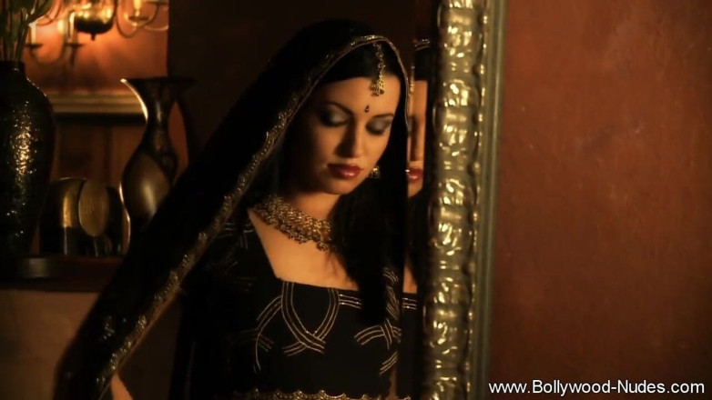 Bollywood Nudes: Seduction by movement from India