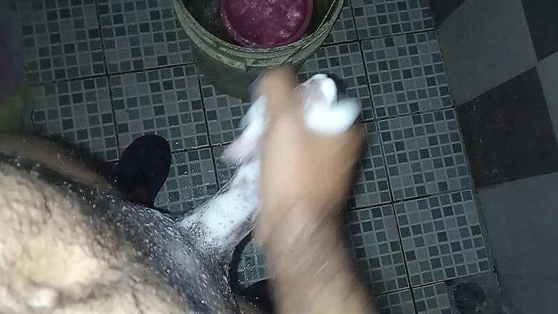 Cute boy jerks off: Schwuler typ masturbiert, denkt an seinen partner, der eine reise...