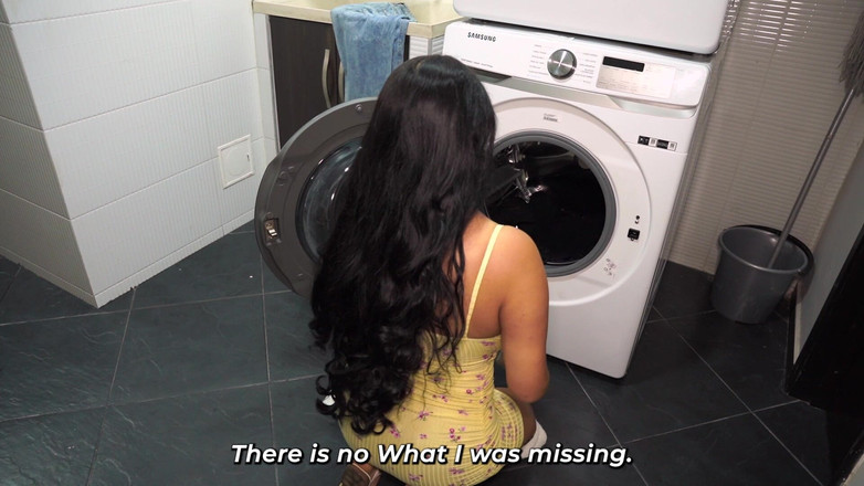 Issane: सौतेली मम्मी कपड़े धोने की मशीन में फंस जाती है और उसका बड़ा लंड वाला सौतेला बेटा उसे हाथ उधार देता है