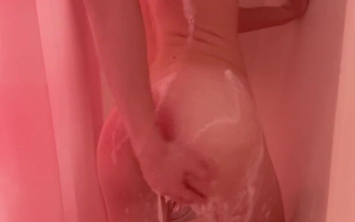Eris Jolie: Ducha mojada y cremosa se masturba
