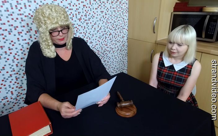 Sarah Stern: Cherry anglická soudkyně doma