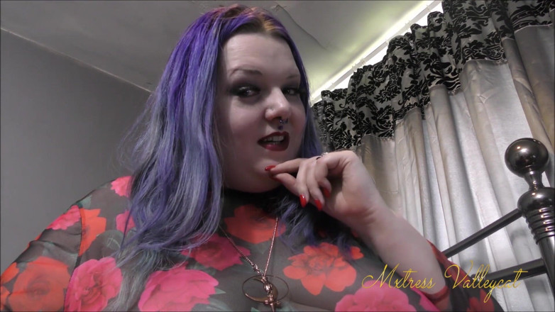 Mxtress Valleycat: Red nails and red lips