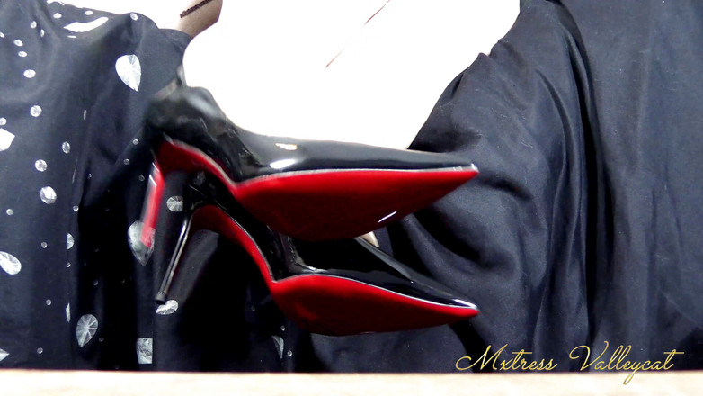 Mxtress Valleycat: 设计师鞋子晃动