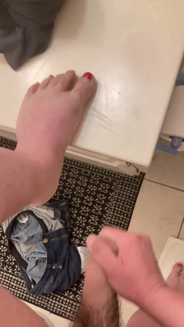 Jennysparkless: Cuming on my toes