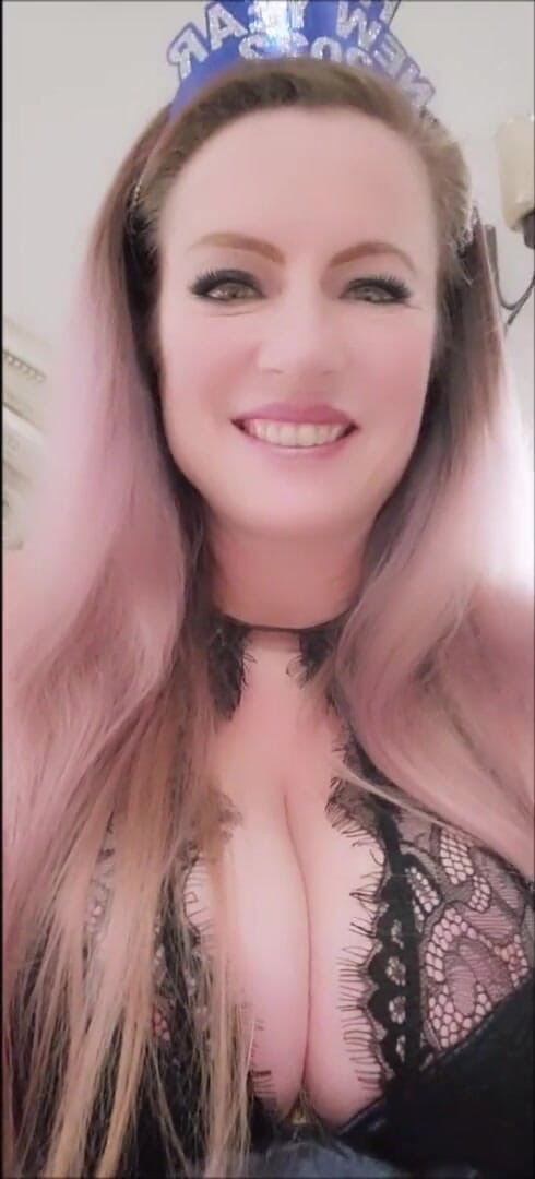 Nikki Nevada: 2022 년 새 해 다크 블루 란제리 머리띠 자위 및 JOI POV