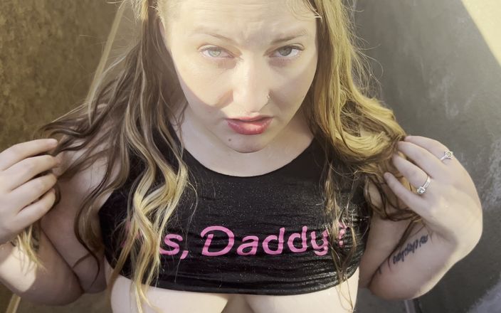 DaddysLittleSluts: 爸爸在外面对我撒尿！