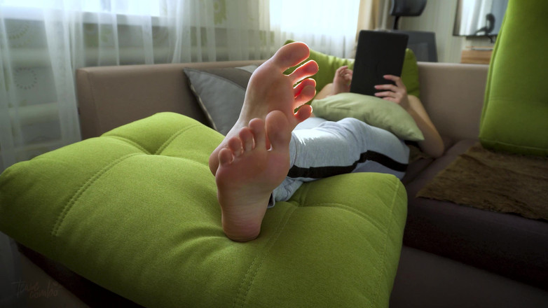 Teasecombo 4K: Sexy holka škádlí její sexy nohy skutečné amatérské domácí