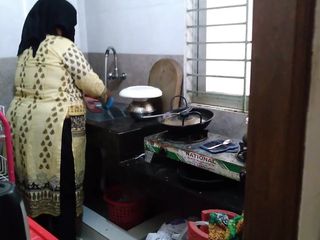 Aria Mia: Neighbor Fucks Tamil Muslim Hot Aunty While Cooking - Indian Sex