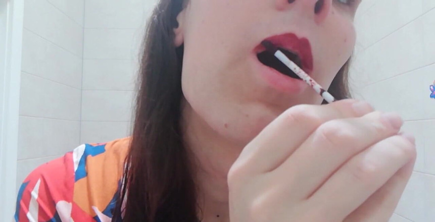 Odette Vesper: Rambut berus &amp; bibir lukisan