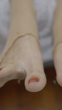 Olgun orta yaşlı seksi kadın sheer naylon ayaklarla azdırıyor