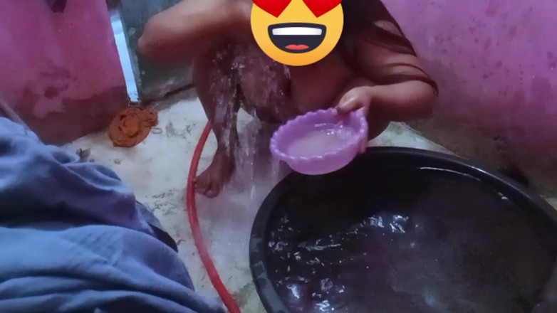 Citra: Ibu tiri saya sentiasa merakam dirinya di bilik mandi untuk...