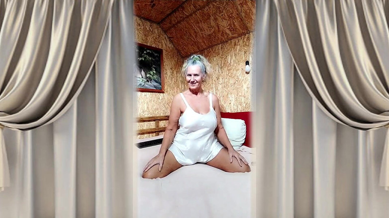 Lukerya: Gorąca gospodyni Lukerya w satynowej białej bieliźnie na dużym miękkim łóżku