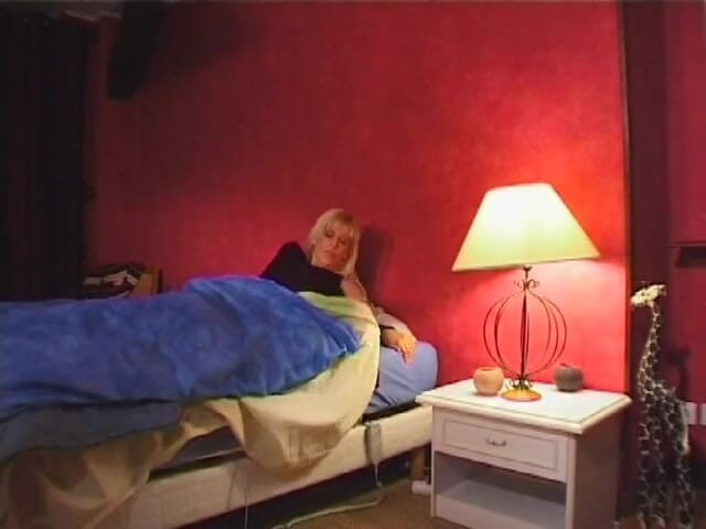 Porncentro: Chick oils herself before masturbation