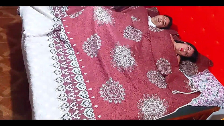 BBW Kelly Mom: Ce se întâmplă când o mamă vitregă și fiul vitreg împart o cameră?