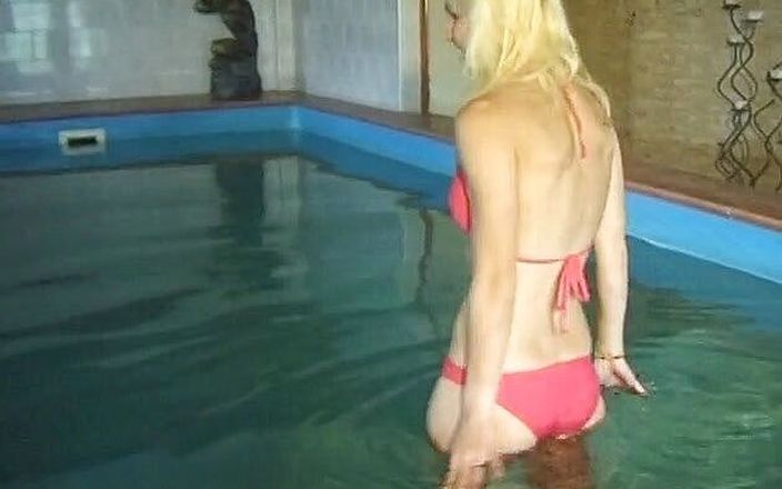 Flash Model Amateurs: Hot blonde girl is having fun near the pool