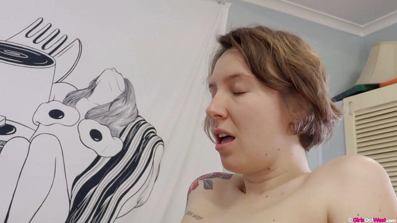 Girls Out West: 丰满的布莱克和毛茸茸的Kit在厨房里玩得很开心