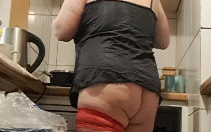Mommy big hairy pussy: Milf met rode netkousen in de keuken