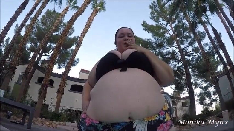 BBW Pleasures: 游泳和吸烟