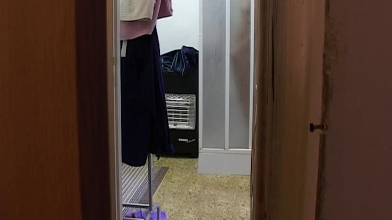 THAGSON 18+: Une bombasse se déshabille et se penche à la porte